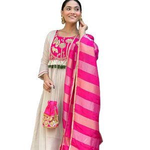 Conjunto de Kurta y Pantalón Étnico Festivo con Cuello Redondo en Tela de Seda Pura, Elegante y sin Esfuerzo, con Dupatta a Todo Color para Mujer - Product Image 1