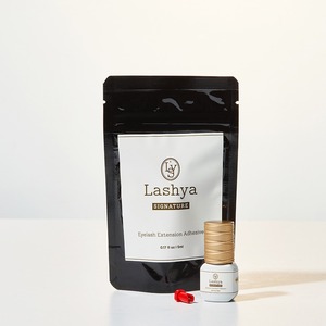 [Lashya] Signature Eyelash <b>Extension</b> Adhesive Strong Hold Optimal Viscosity Signature 10 ml Model <b>Lash</b> <b>Extension</b> Adhesive - Product Image 2