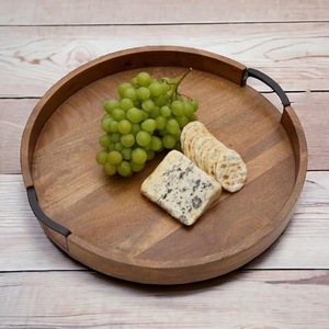 Bandeja Redonda de Madera para Servir con Asas de Metal |   Tabla de Quesos y Aperitivos de Madera de Acacia |   Bandeja Decorativa Rústica Estilo Granja - Product Image 1