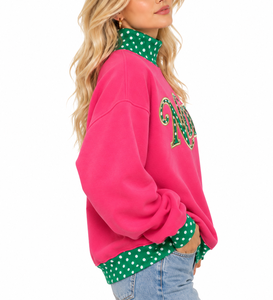 Sudadera Rosa con Cuello Alto para Mujer, con Detalles de Puntos Verdes y Aplique de Letras Navideñas - Product Image 2