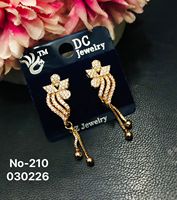 Boucles d'oreilles clous en alliage d'acier inoxydable plaqué or KVM, pierres CZ micro-incrustées, design géométrique tendance, pour fiançailles, style luxe léger