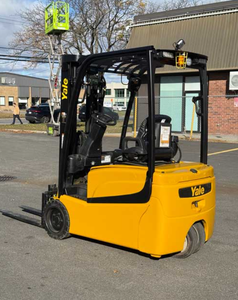 Chariot élévateur électrique à 3 roues Yale ERP035VT, capacité de 3500 lbs - Product Image 1
