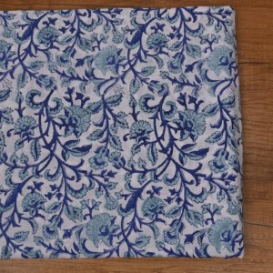 Tela de Algodón Blanco Premium Estampada a Mano con Diseño de Flores Azules y Hojas de Vid para Confección de Ropa y Decoración - Product Image 4