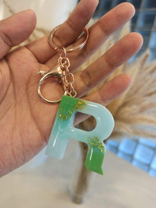 Porte-clés personnalisé en résine avec initiale, porte-clés lettre fait main, pendentif de sac unique et coloré, et décoratif - Product Image 1