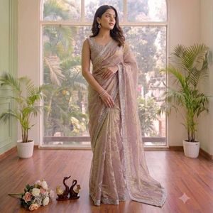 Sari en soie élégant avec travail de diamants Jarkan et blouse de créateur, prix de gros par Royal Export - Product Image 1
