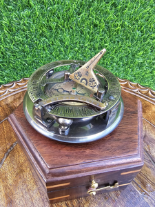 Boussole armillaire vintage en laiton avec aiguille solaire sur boîte en bois, instrument de navigation nautique fait main, décoration maritime antique - Product Image 2