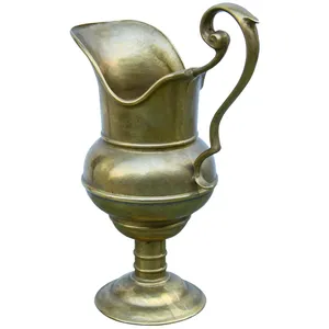 เหยือกทองเหลืองทำมือสไตล์เรียบง่ายสำหรับตกแต่งบ้าน ดีไซน์หรูหราแบบสลักลาย เหมาะสำหรับรับประทานอาหารอย่างมีระดับและใช้ในสำนักงาน - ZAHID EXPORTS - Product Image 3