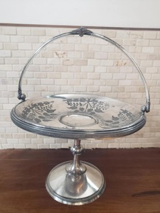 Cuenco decorativo plateado de estilo clásico con base y asa curva, ideal para exhibir frutas, servir chocolate y eventos, procedente de la India. - Product Image 3