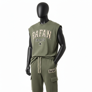 Ensemble 2 pièces pour homme : T-shirt sans manches en molleton de coton et polyester vert olive 240 GSM et pantalon cargo avec poches, logo imprimé - Product Image 4