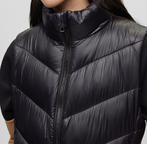Veste d'hiver sans manches unisexe noire personnalisée avec fermeture éclair, capuche en fausse fourrure, rembourrage en coton et duvet, coupe ajustée - Product Image 2