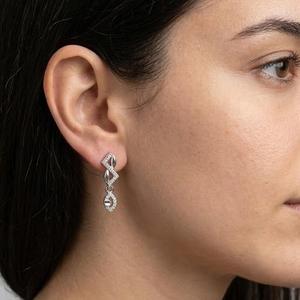 ต่างหูแบบติดหูรูปใบไม้และลายซิกแซกประดับเพชร DIVYORO - Product Image 4