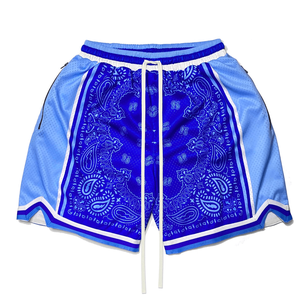 Shorts décontractés pour hommes en tissu mesh vert uni avec bandes latérales blanches, logo frontal et taille à cordon de serrage, respirants - Product Image 2