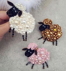 Broche Bordado con Cuentas Hecho a Mano por Artesanos MD HANDICRAFTS, Modelo MD-9675 para Vestidos, Bufandas, Bolsos, Bodas, Unisex - Product Image 1