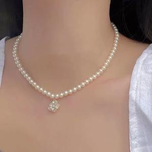 สร้อยคอมุกน้ำจืดลายดอกคามิลเลียสไตล์ฝรั่งเศสสุดหรู ดีไซน์คล้องไหปลาร้า สำหรับผู้หญิง ปี 2024 - Product Image 2