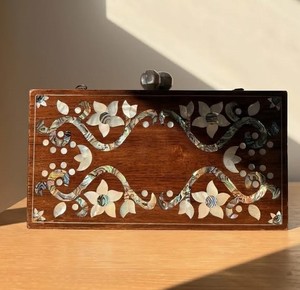 Bolso de mano de madera con incrustaciones MOP, grabado y bordado, para uso diario, con acabado pulido, ideal para bodas, fiestas y eventos festivos, lujoso y ecológico. - Product Image 4