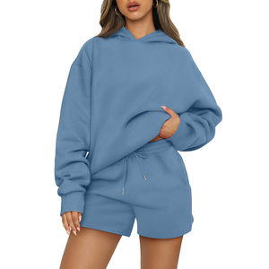 Ensemble de survêtement décontracté pour femme avec logo personnalisé imprimé, comprenant un sweat à capuche oversize et un short de sport - Product Image 1