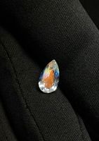 Pierre de lune arc-en-ciel naturelle taille poire. Pierre de lune arc-en-ciel multicolore taille poire.