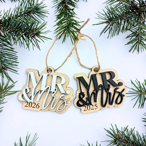 Ornement de Noël personnalisé en bois Monsieur et Madame 2025 2026 Décoration de fête personnalisée - Product Image 1