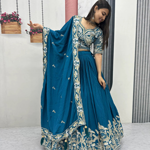 ชุดเลเฮนกาโชลีพร้อมผ้าคลุมไหล่ ทำจากผ้าไหมชิโนน ปักด้วยด้ายและเลื่อม - Product Image 1