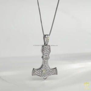 Collier pendentif marteau personnalisé avec diamants de laboratoire entièrement sertis et finition de luxe - Product Image 1
