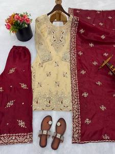 Salwar Kameez indien de créateur avec Sharara |   Ensemble Kurti et Dupatta à Broderies Lourdes pour Tenues de Fête et d'Occasion - Product Image 3