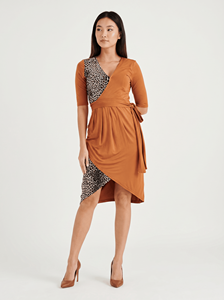 Robe de maternité et d'allaitement Bmama marron léopard avec boutons dissimulés, accès facile à l'allaitement, col en V profond, robe midi côtelée – Vente en gros - Product Image 5