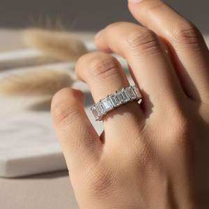 Bague demi-éternité sertie de pierres taille émeraude 1,40 carat au total - Product Image 6