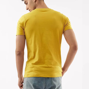 Créez votre propre t-shirt pour homme avec une coupe décontractée et une finition soignée, idéal pour les tenues décontractées en extérieur. - Product Image 2