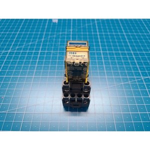 IDEC RU2S RU2S-CD-D24 Usado como está, piezas de equipos semiconductores antiguos - Product Image 2