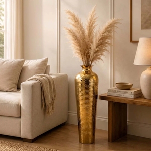 Jarrón de suelo de lujo con acabado martillado dorado, decorado con elegantes tulipanes artificiales blancos y detalles de hojas de olivo verdes. - Product Image 2
