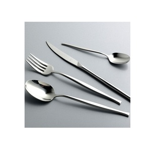Couverts polyvalents en acier inoxydable développés pour simplifier les activités culinaires grâce à une robustesse durable et une commodité fonctionnelle. - Product Image 4