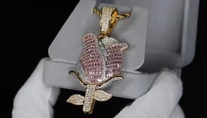 Colgante de Flor de Rosa con Incrustaciones de Diamantes para Hombre, Chapado en Rodio, Joyería de Lujo para Fiestas - Product Image 1