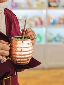 Mug en cuivre classique, parfait pour les boissons détox au citron et les boissons saines du matin, fabriqué à la main en Inde. - Product Image 6