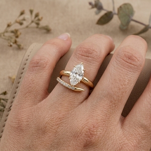 Anillo de compromiso de moissanita con corte marquesa, anillo de boda curvo con pavé, anillo nupcial minimalista de oro macizo para mujer - Product Image 5