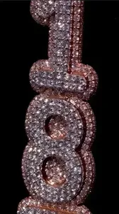 Colgante Vertical Personalizado con Número, Estilo Hip Hop, Joyería Brillante, Moissanita VVS, Chapado en Oro, Letras Personalizadas - Product Image 2