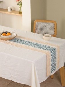 Chemin de table double couche en toile de coton slub premium, imprimé floral, style damassé, avec pompons, couleur crème, personnalisable pour salle à manger - Product Image 5