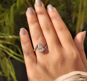 Bague solitaire de luxe en forme de poire avec diamant ouvert et bande pavée étincelante, bijoux fins pour fiançailles, mariage et cérémonies. - Product Image 4