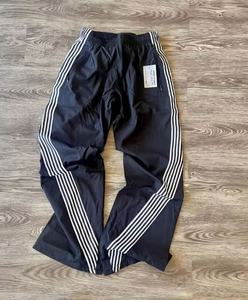 Pantalon de survêtement coupe-vent léger pour hommes avec taille élastique Logo personnalisé Bandes latérales en nylon et doublure en maille - Product Image 2