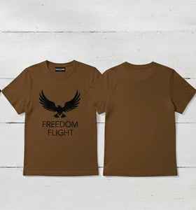 Camiseta gráfica Elite Freedom Flight – Algodón premium color castaño, con detallada silueta de águila en vuelo - Product Image 5