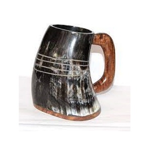 Chope à boire traditionnelle en corne, artisanale, pour festivals Renaissance, événements vikings et fêtes - Product Image 1