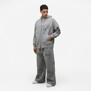 Ensemble de survêtement gris personnalisé à capuche, coupe ample, avec poches latérales et motif cœur en relief, idéal pour l'automne - Product Image 1