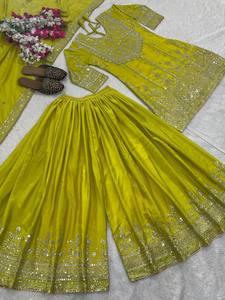Robe traditionnelle indienne et pakistanaise en soie jaune brodée avec des détails argentés, longueur midi, tenue de mariage, coupe classique pour femmes - Product Image 2