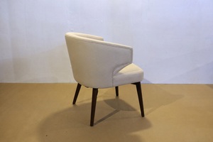Elegante Silla de Comedor Tapizada en Beige con Patas de Madera de Teca, Diseño de Mediados de Siglo, Asiento de Tela, Muebles para el Hogar, Modelo CHA75 para Villas y Hoteles - Product Image 3