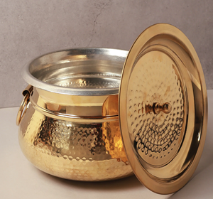 Impresionante pieza artesanal de latón martillado con un hermoso cuerpo texturizado y un encanto artesanal atemporal. Disponible a precio de mayorista. - Product Image 6
