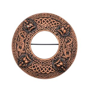 Broche de peltro con diseño de león rampante y detalles de cardo en plaid. - Product Image 6