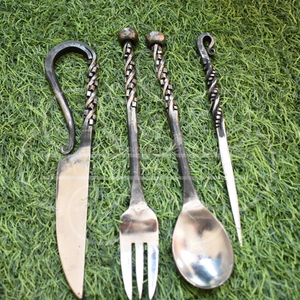 MORTAL SAGA Ensemble de table et ustensiles de table rustiques de style médiéval viking en fer forgé à la main et respectueux de l'environnement (4 pièces) - Product Image 2