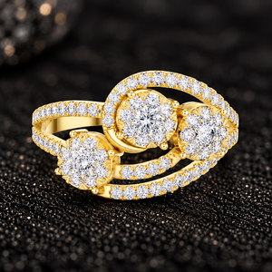 Bague de fiançailles de luxe en or jaune 14K 18K avec diamant de laboratoire taille ronde, triple grappe de diamants 0,65 CTW DEF VVS, vente en gros - Product Image 1