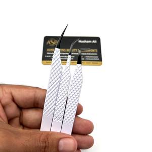 Pince à épiler pour cils avec logo personnalisé, blanche avec pointe noire, en acier inoxydable, instrument de beauté, pointe en fibre de précision, maintien solide - Product Image 3