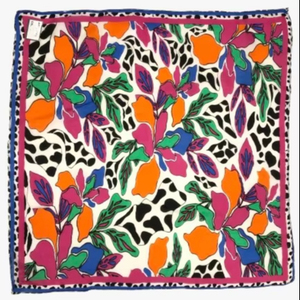 Écharpe carrée de luxe à pois floraux Pop-Art maximaliste, effet soie, motif botanique, 90 cm x 90 cm, couleurs Magenta, Mandarine, Émeraude, Cobalt - Product Image 1
