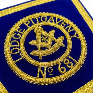Insignias Bordadas a Mano de Alta Calidad, Ecológicas, 3D, para Coser, en Tela de Terciopelo Azul con Bordado Dorado en el Centro - Product Image 5